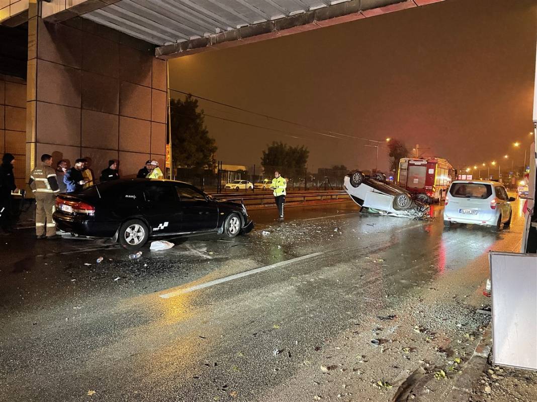 Sağanak faciası: Direğe çarpıp devrilen araca çarptı 2