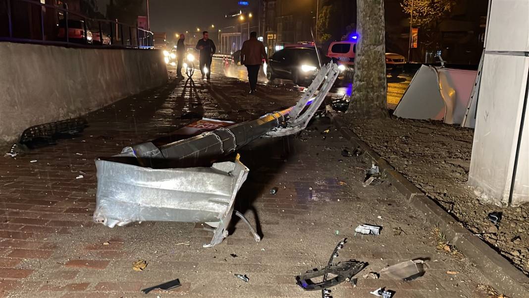 Sağanak faciası: Direğe çarpıp devrilen araca çarptı 3