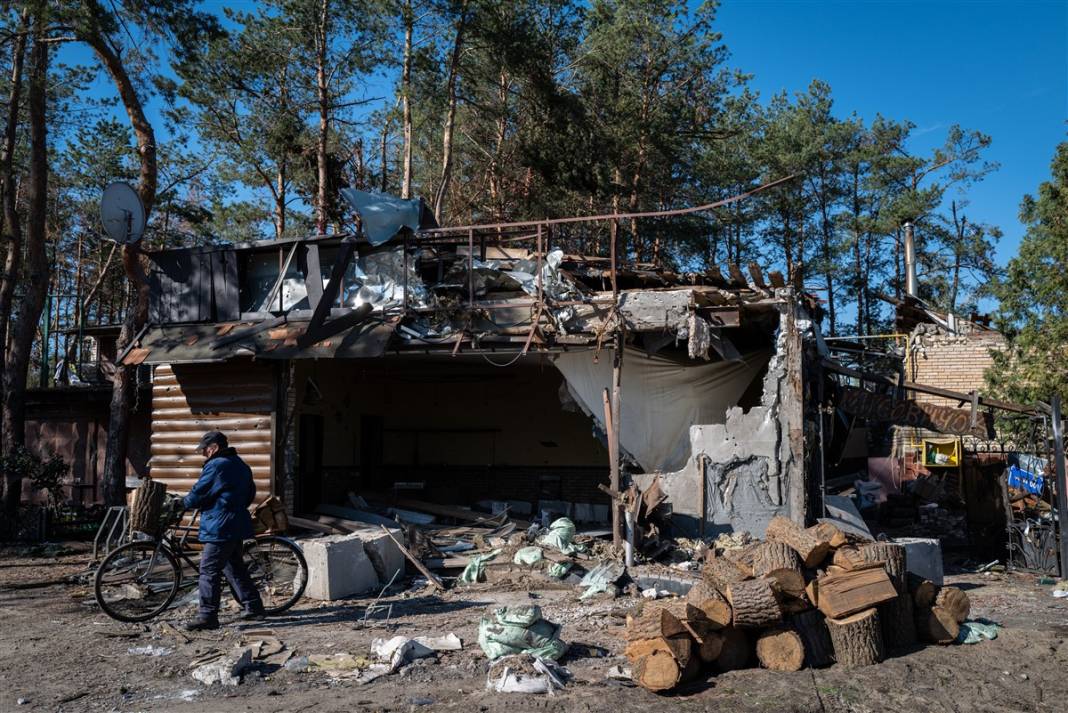 Ne elektrik, ne su, ne de doğal gaz var... Ukraynalı siviller yemeklerini odun ateşinde pişiriyor 31
