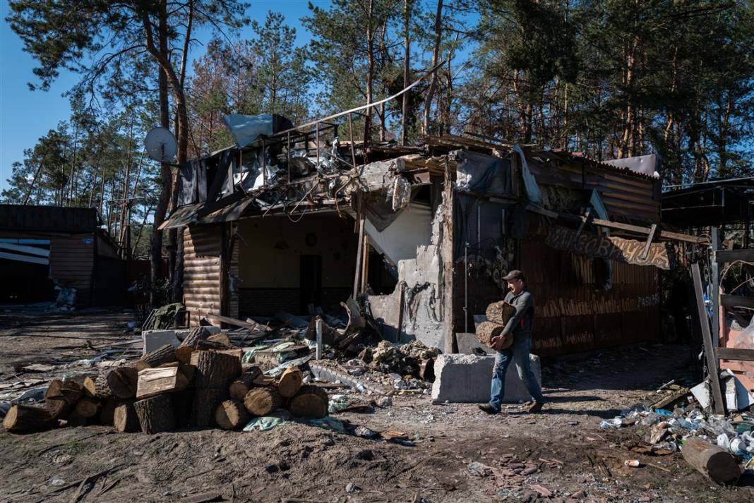 Ne elektrik, ne su, ne de doğal gaz var... Ukraynalı siviller yemeklerini odun ateşinde pişiriyor 27