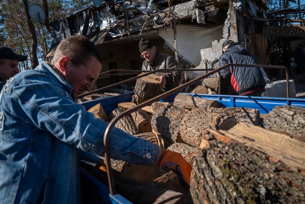 Ne elektrik, ne su, ne de doğal gaz var... Ukraynalı siviller yemeklerini odun ateşinde pişiriyor 29