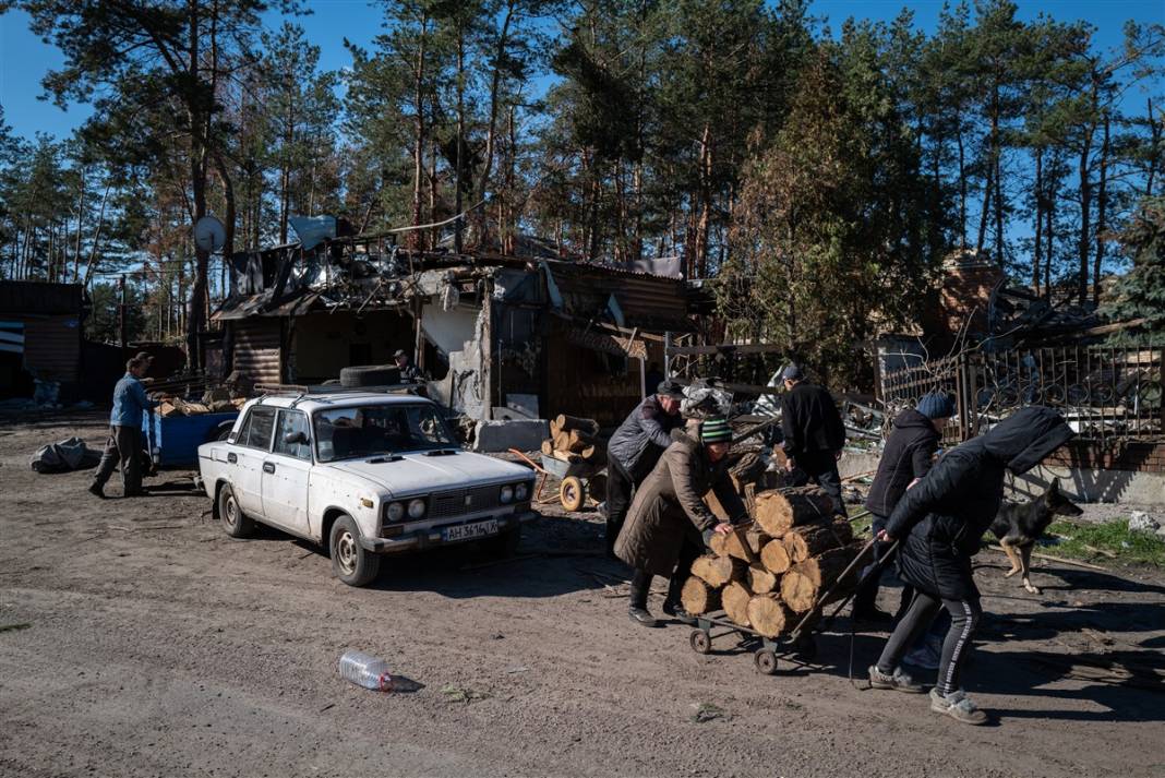 Ne elektrik, ne su, ne de doğal gaz var... Ukraynalı siviller yemeklerini odun ateşinde pişiriyor 28