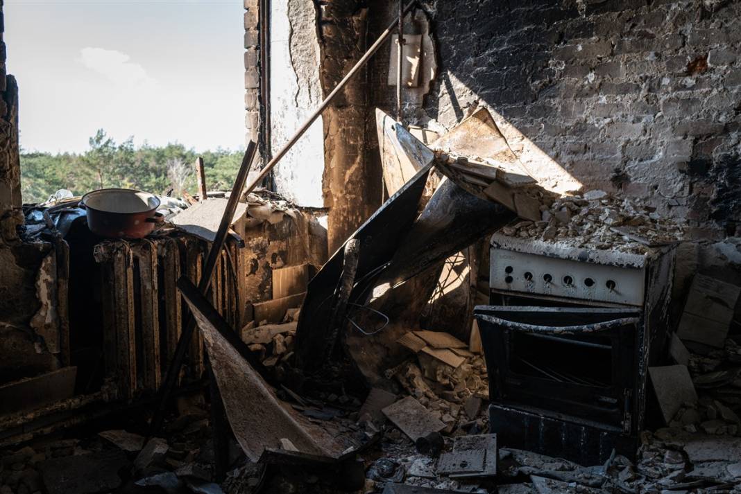 Ne elektrik, ne su, ne de doğal gaz var... Ukraynalı siviller yemeklerini odun ateşinde pişiriyor 23