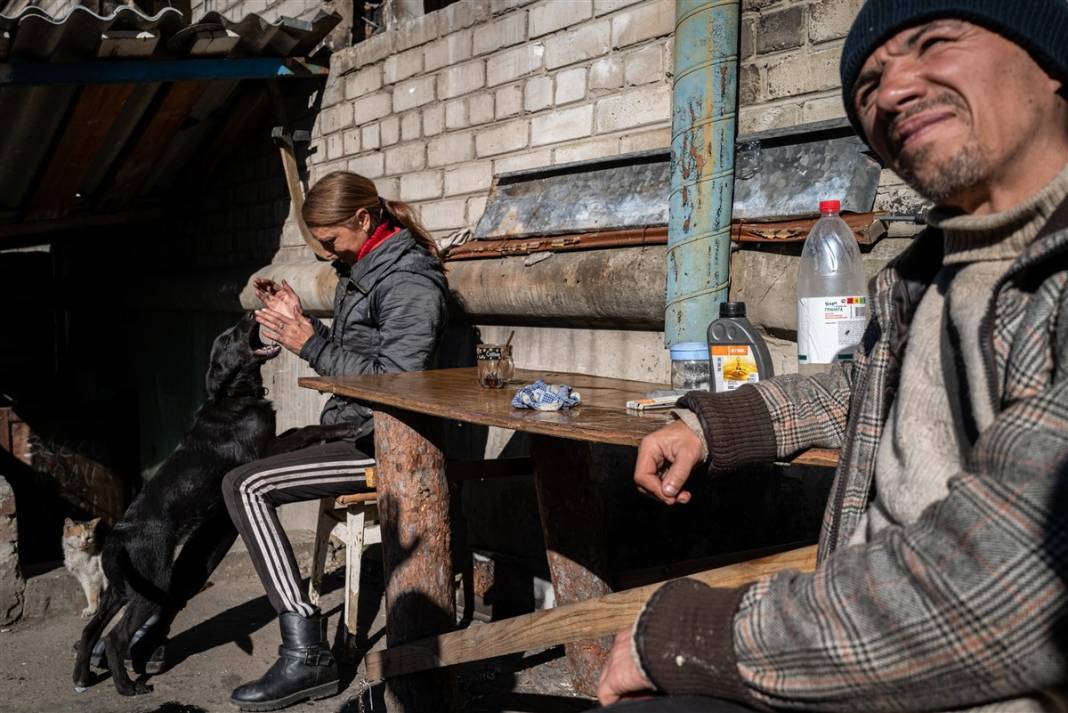 Ne elektrik, ne su, ne de doğal gaz var... Ukraynalı siviller yemeklerini odun ateşinde pişiriyor 20