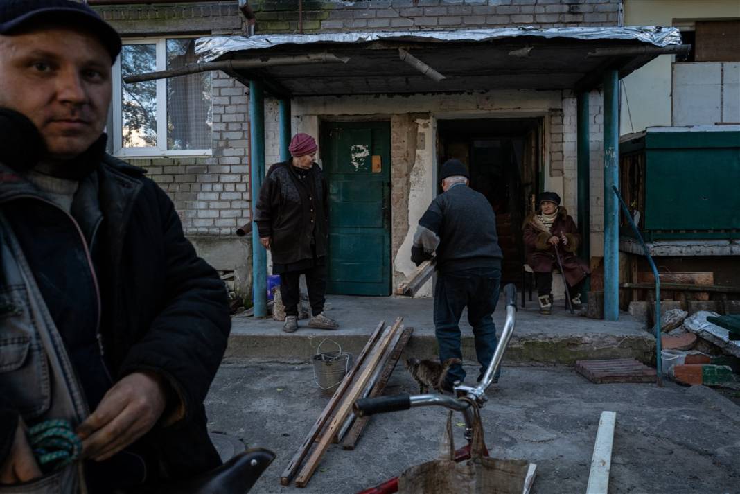 Ne elektrik, ne su, ne de doğal gaz var... Ukraynalı siviller yemeklerini odun ateşinde pişiriyor 13