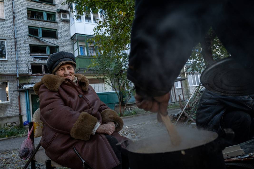Ne elektrik, ne su, ne de doğal gaz var... Ukraynalı siviller yemeklerini odun ateşinde pişiriyor 4