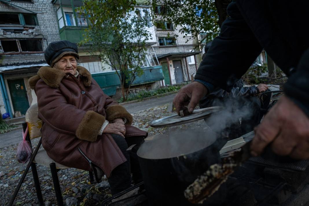 Ne elektrik, ne su, ne de doğal gaz var... Ukraynalı siviller yemeklerini odun ateşinde pişiriyor 3