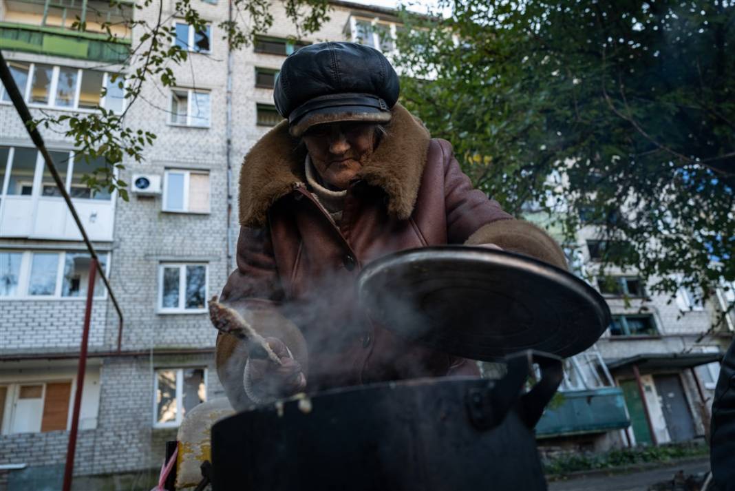 Ne elektrik, ne su, ne de doğal gaz var... Ukraynalı siviller yemeklerini odun ateşinde pişiriyor 2