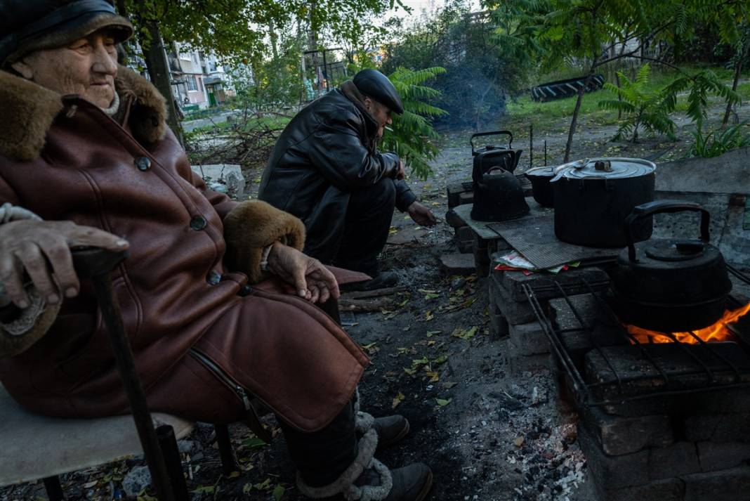 Ne elektrik, ne su, ne de doğal gaz var... Ukraynalı siviller yemeklerini odun ateşinde pişiriyor 1
