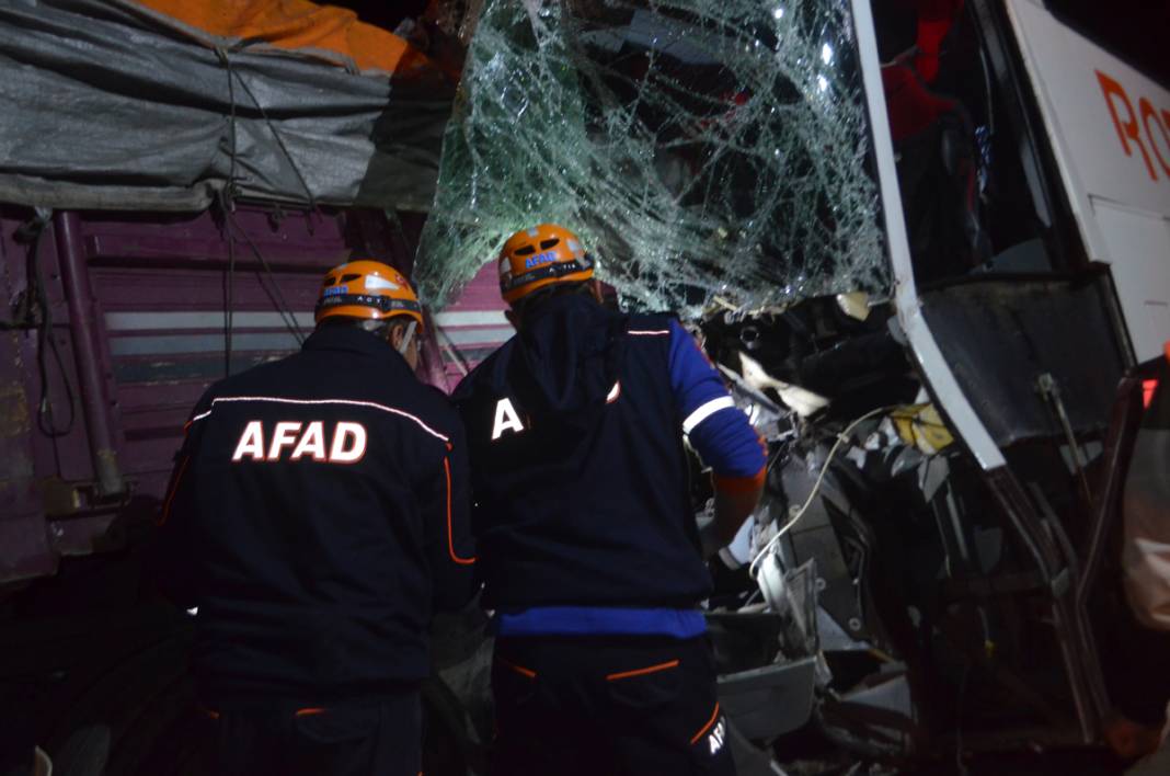 Amasya'da korkunç kaza! Yolcu otobüsü tırla çarpıştı 6
