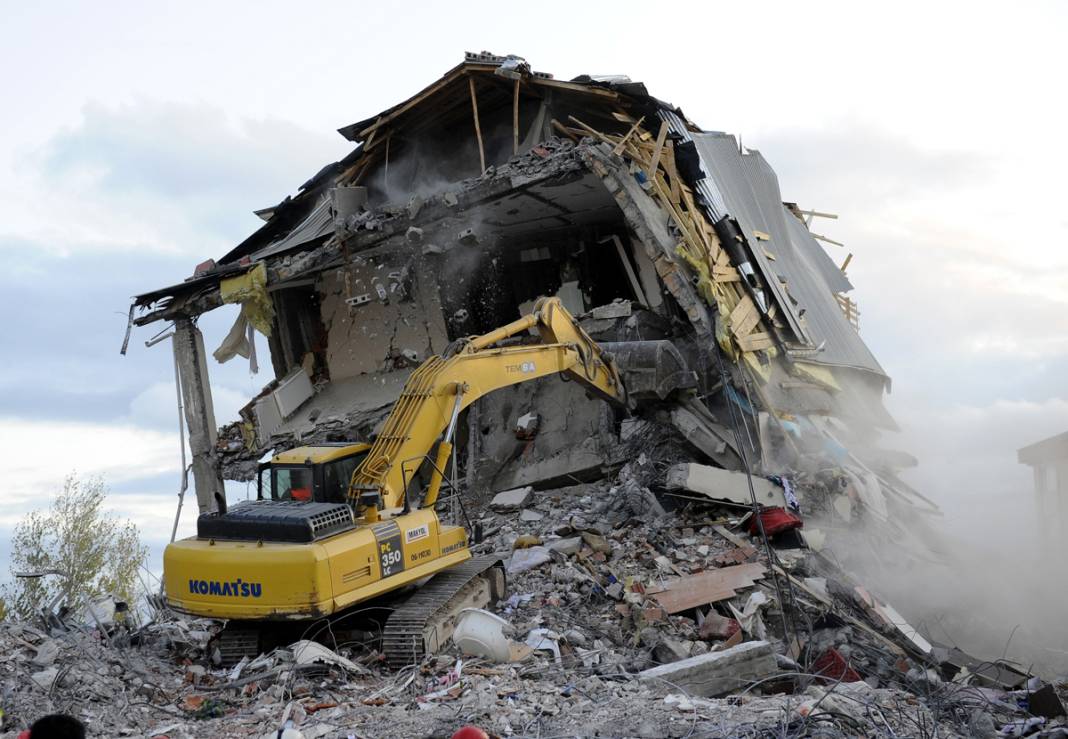 Büyük yıkımın 11'inci yılı... İşte Van depreminden hafızalara kazınan acı dolu kareler 32