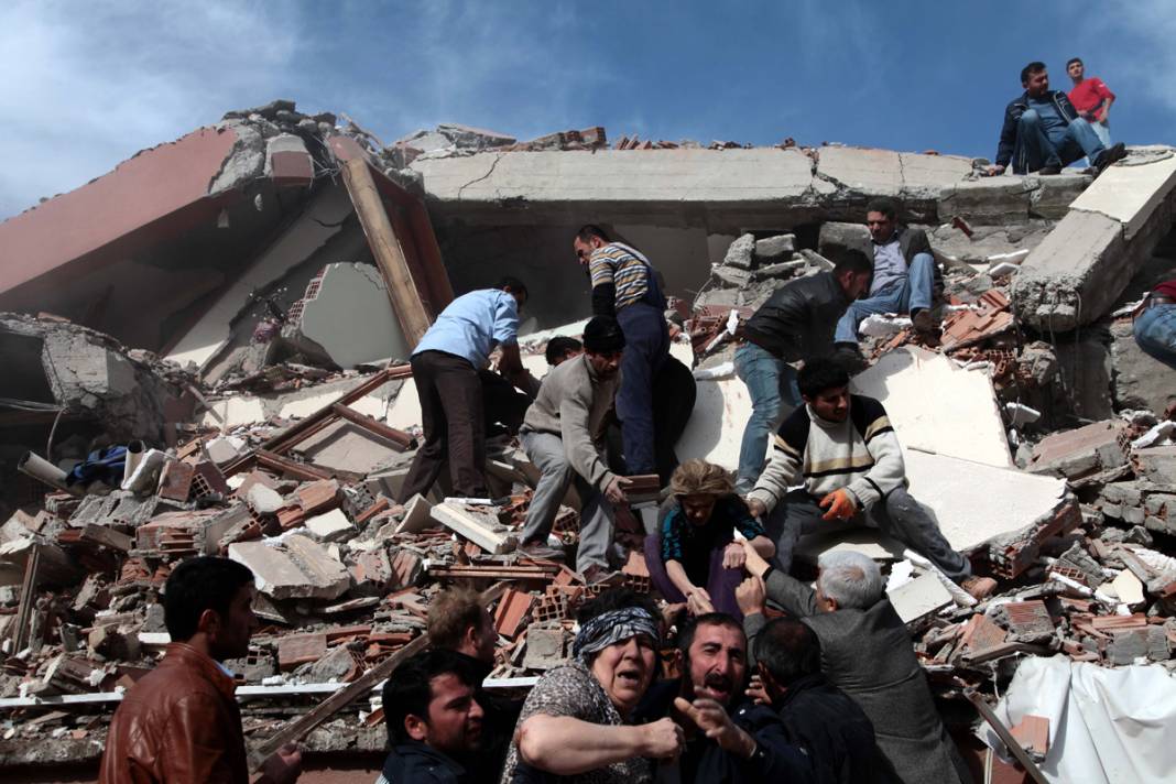 Büyük yıkımın 11'inci yılı... İşte Van depreminden hafızalara kazınan acı dolu kareler 30