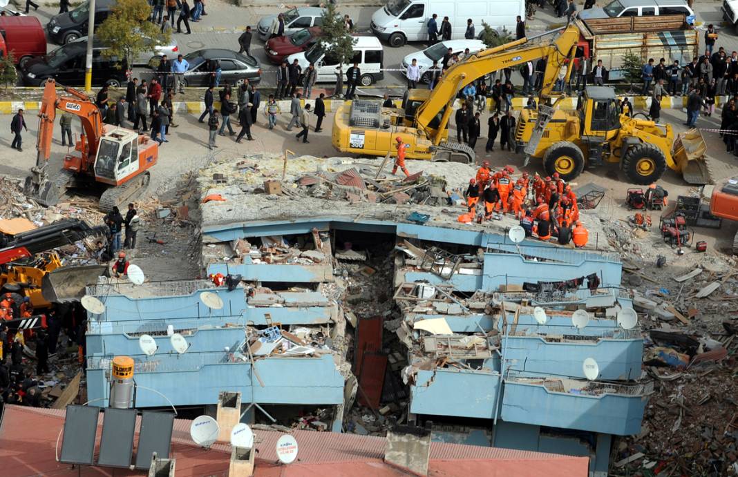 Büyük yıkımın 11'inci yılı... İşte Van depreminden hafızalara kazınan acı dolu kareler 25