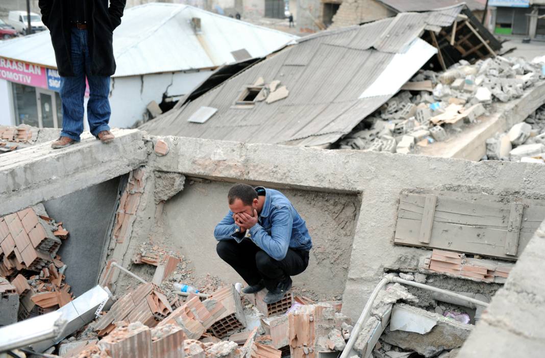 Büyük yıkımın 11'inci yılı... İşte Van depreminden hafızalara kazınan acı dolu kareler 26
