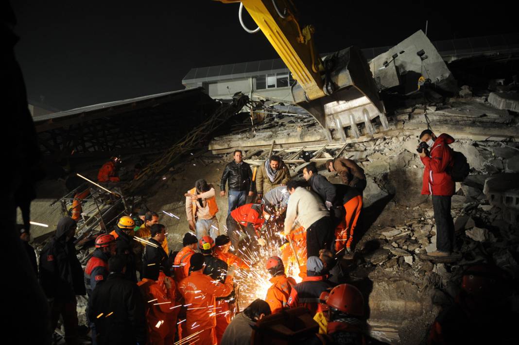 Büyük yıkımın 11'inci yılı... İşte Van depreminden hafızalara kazınan acı dolu kareler 19