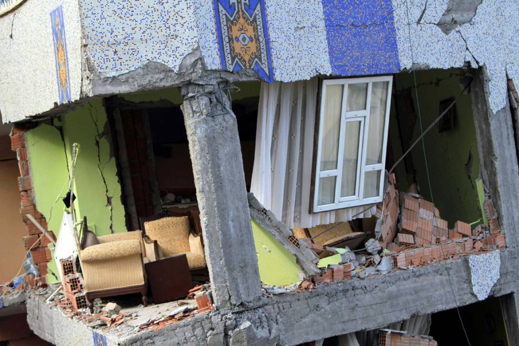 Büyük yıkımın 11'inci yılı... İşte Van depreminden hafızalara kazınan acı dolu kareler 16