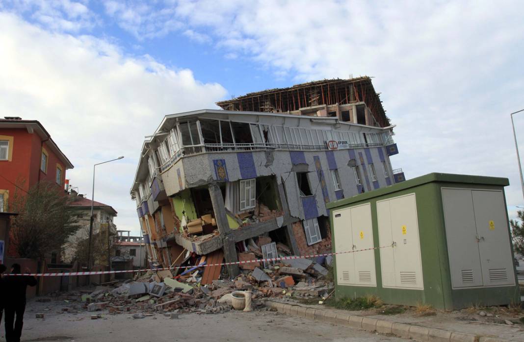 Büyük yıkımın 11'inci yılı... İşte Van depreminden hafızalara kazınan acı dolu kareler 17