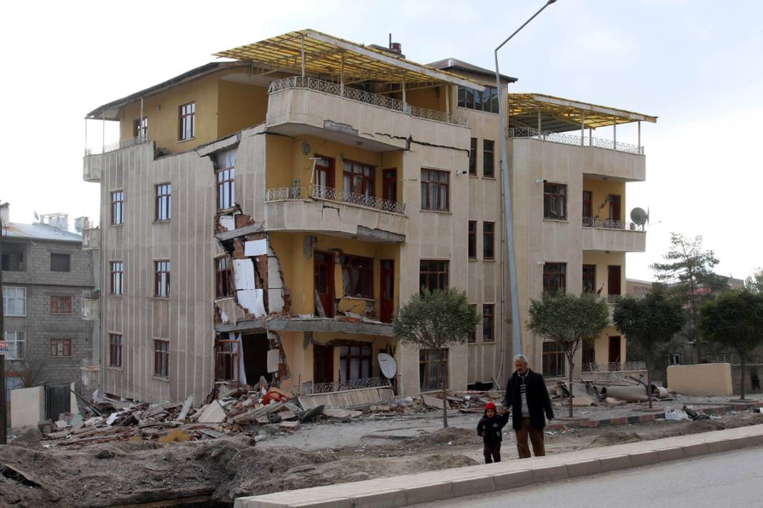 Büyük yıkımın 11'inci yılı... İşte Van depreminden hafızalara kazınan acı dolu kareler 15