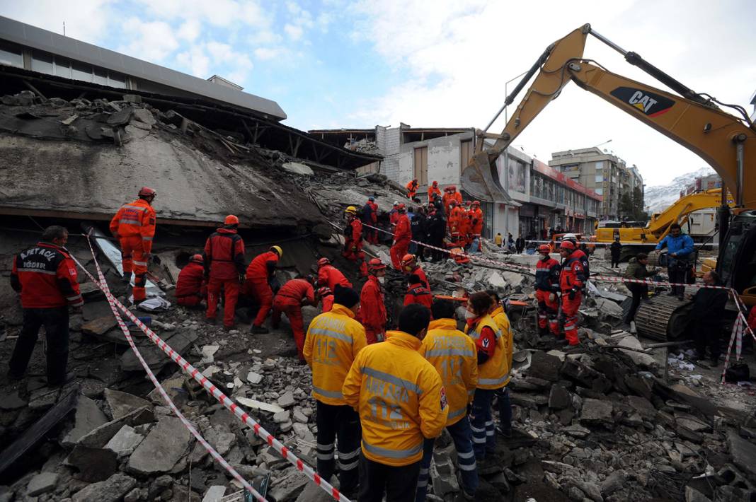 Büyük yıkımın 11'inci yılı... İşte Van depreminden hafızalara kazınan acı dolu kareler 12