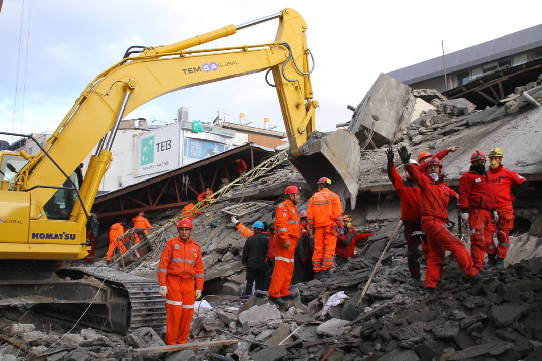 Büyük yıkımın 11'inci yılı... İşte Van depreminden hafızalara kazınan acı dolu kareler 9