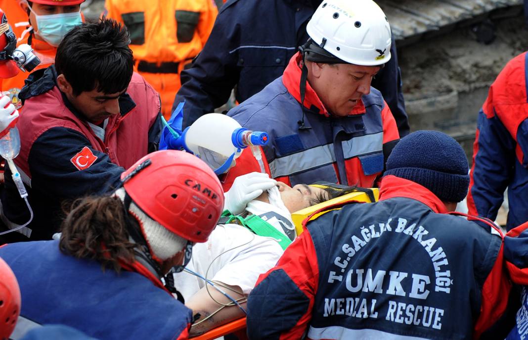 Büyük yıkımın 11'inci yılı... İşte Van depreminden hafızalara kazınan acı dolu kareler 11