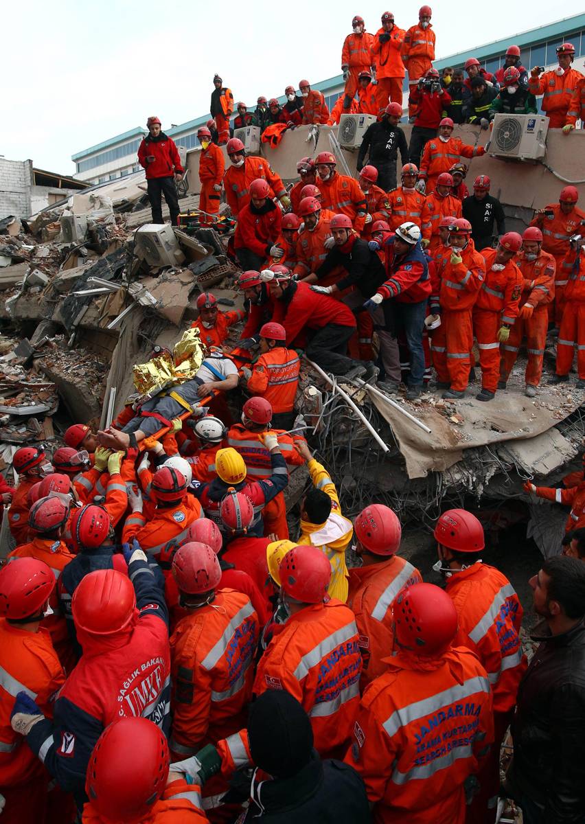 Büyük yıkımın 11'inci yılı... İşte Van depreminden hafızalara kazınan acı dolu kareler 2