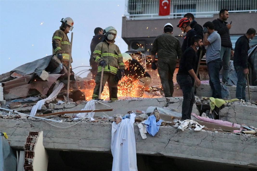 Önce çığlıklar sonra toz bulutu... İzmir'deki 15 saniyelik kabusun üzerinden iki yıl geçti 30