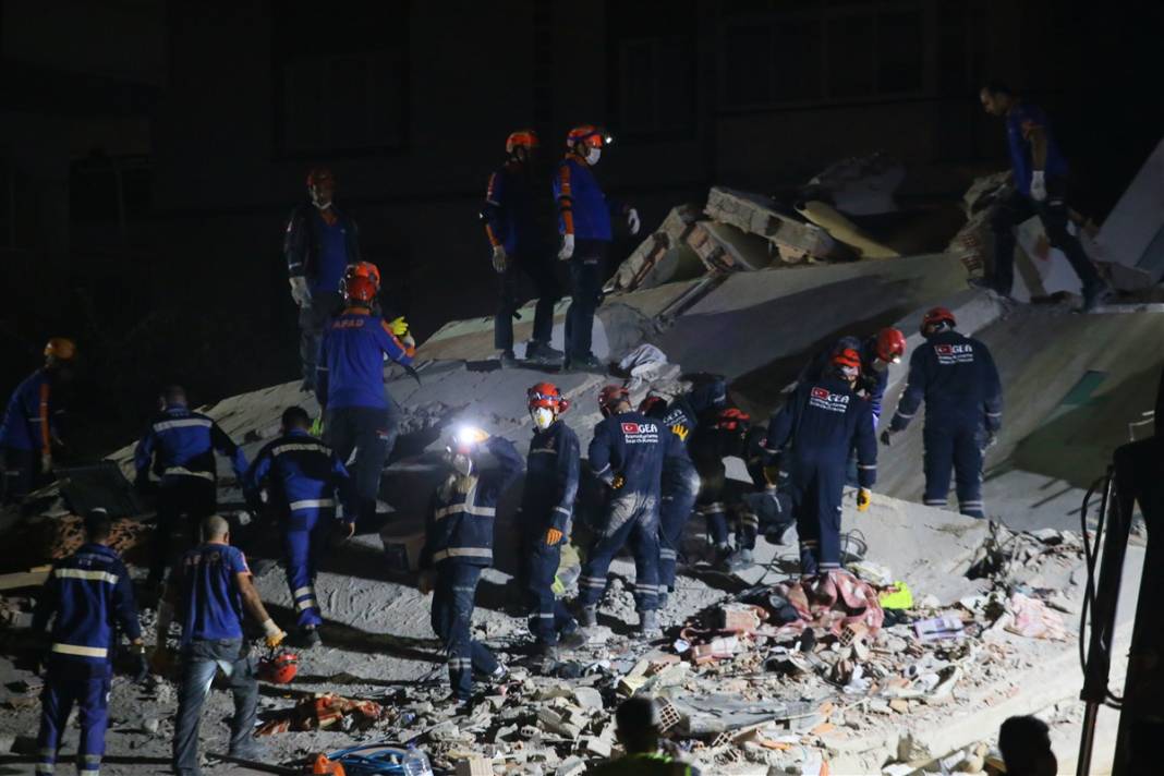 Önce çığlıklar sonra toz bulutu... İzmir'deki 15 saniyelik kabusun üzerinden iki yıl geçti 25