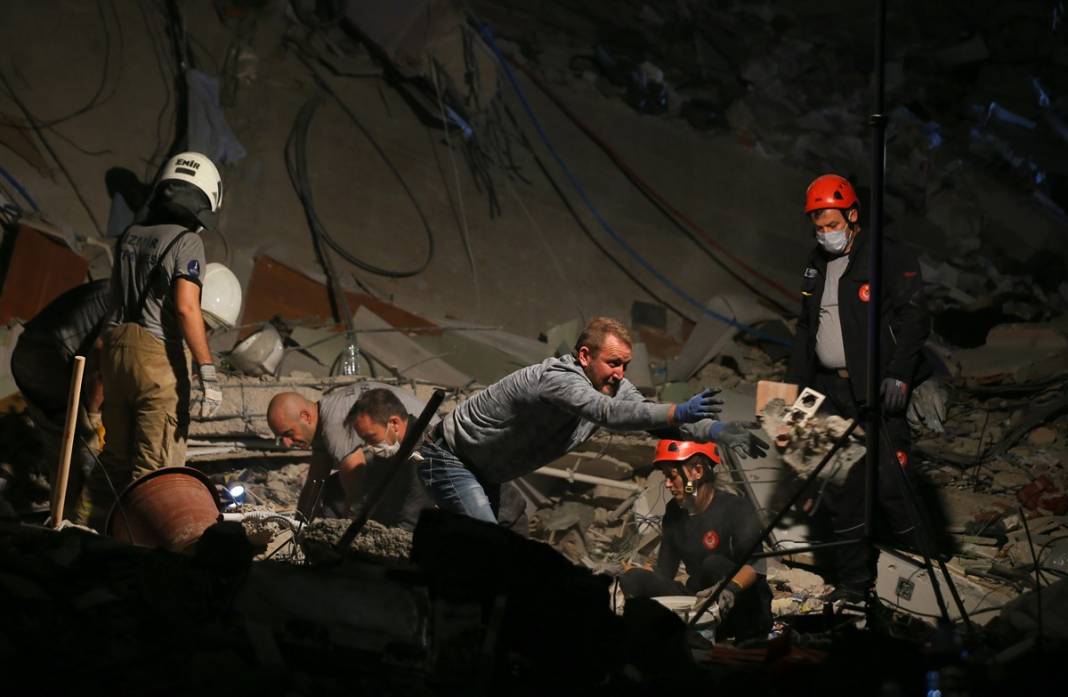 Önce çığlıklar sonra toz bulutu... İzmir'deki 15 saniyelik kabusun üzerinden iki yıl geçti 24