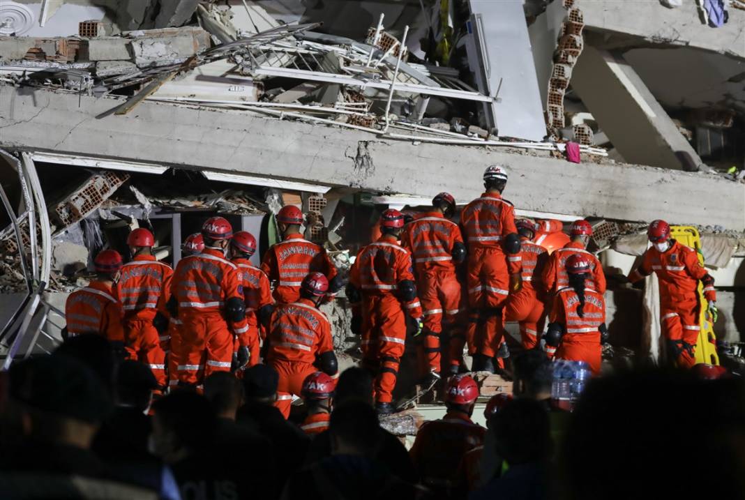 Önce çığlıklar sonra toz bulutu... İzmir'deki 15 saniyelik kabusun üzerinden iki yıl geçti 19