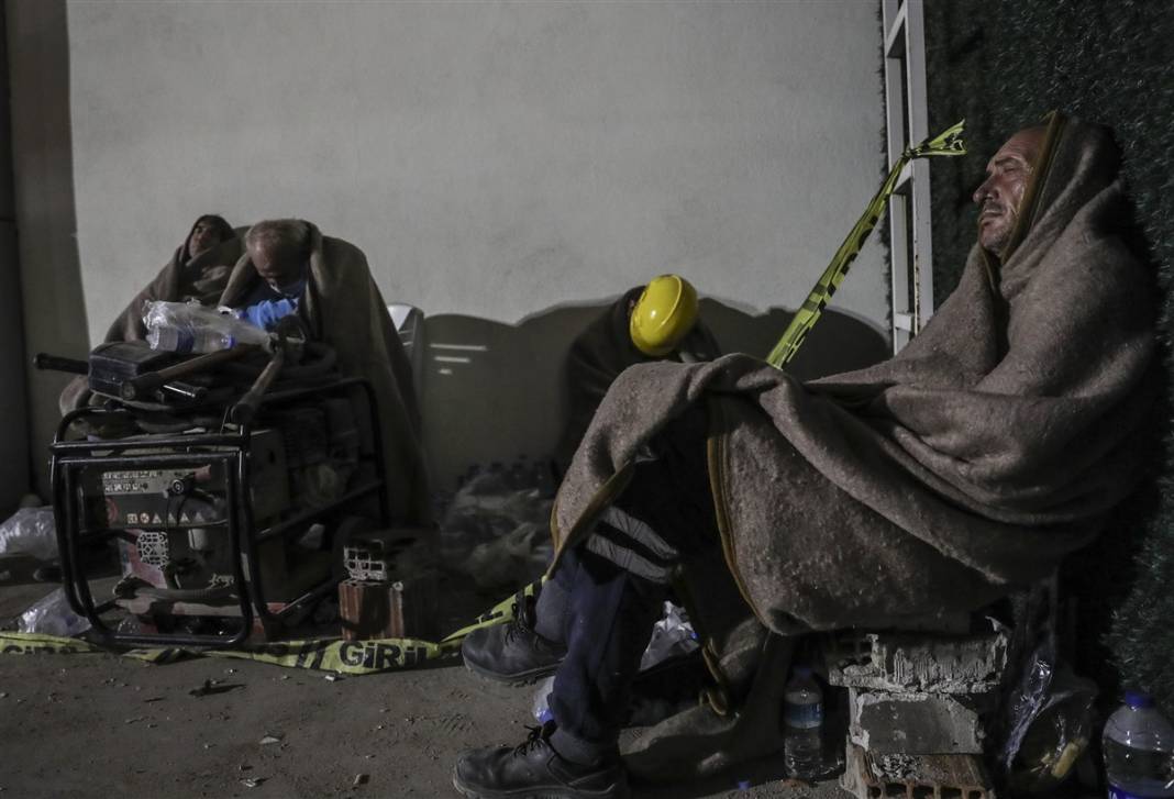 Önce çığlıklar sonra toz bulutu... İzmir'deki 15 saniyelik kabusun üzerinden iki yıl geçti 17