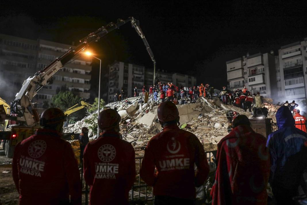 Önce çığlıklar sonra toz bulutu... İzmir'deki 15 saniyelik kabusun üzerinden iki yıl geçti 16