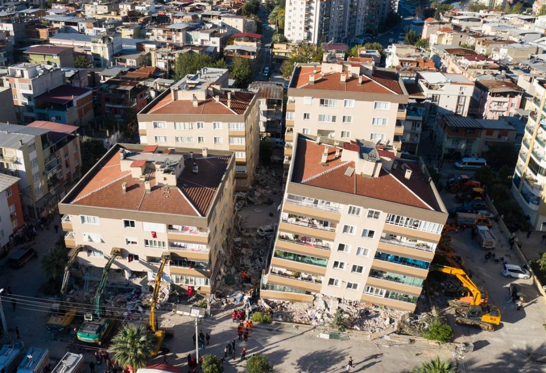 Önce çığlıklar sonra toz bulutu... İzmir'deki 15 saniyelik kabusun üzerinden iki yıl geçti 14