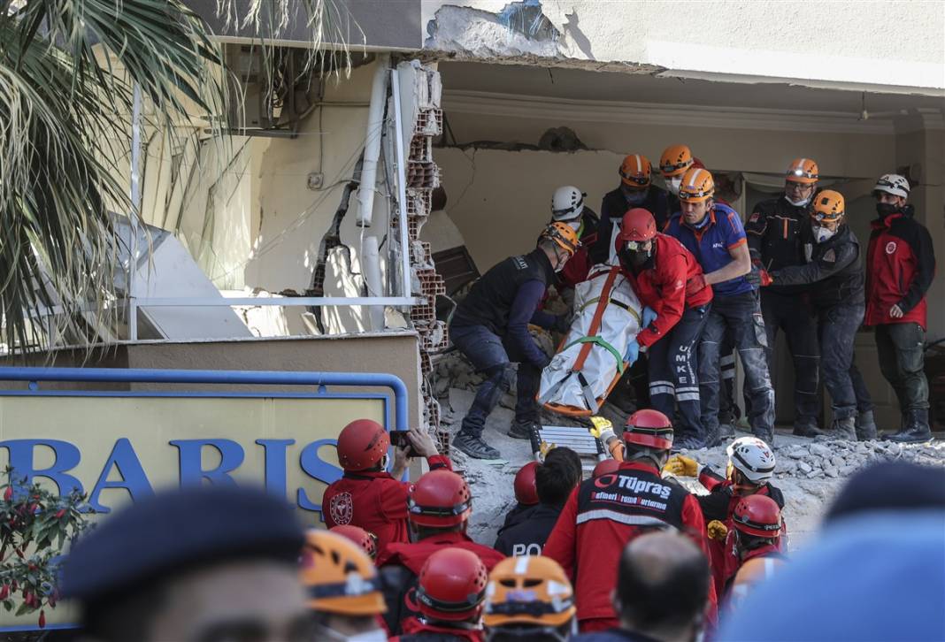 Önce çığlıklar sonra toz bulutu... İzmir'deki 15 saniyelik kabusun üzerinden iki yıl geçti 12