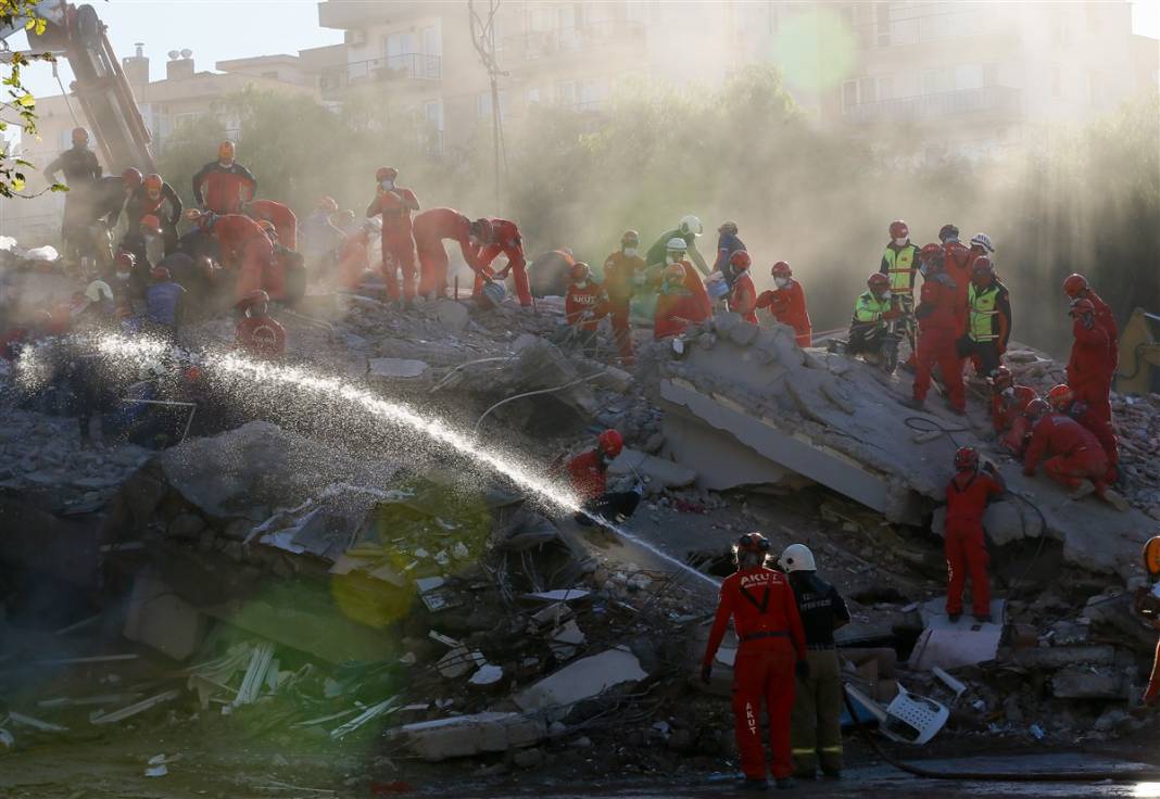 Önce çığlıklar sonra toz bulutu... İzmir'deki 15 saniyelik kabusun üzerinden iki yıl geçti 11