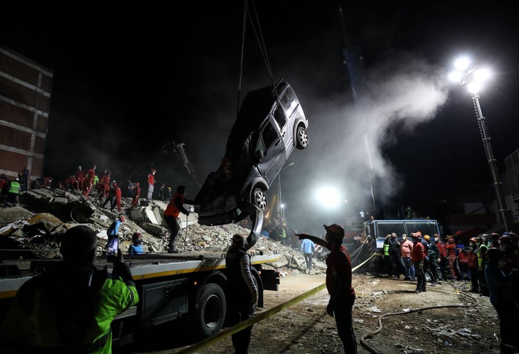 Önce çığlıklar sonra toz bulutu... İzmir'deki 15 saniyelik kabusun üzerinden iki yıl geçti 8