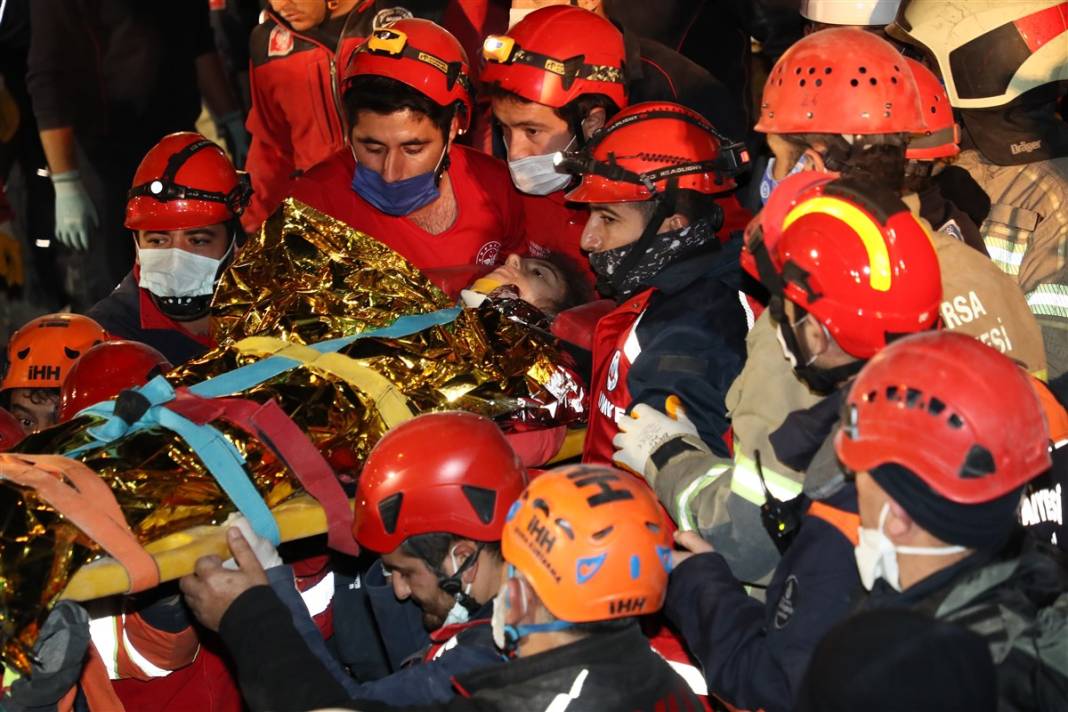 Önce çığlıklar sonra toz bulutu... İzmir'deki 15 saniyelik kabusun üzerinden iki yıl geçti 7