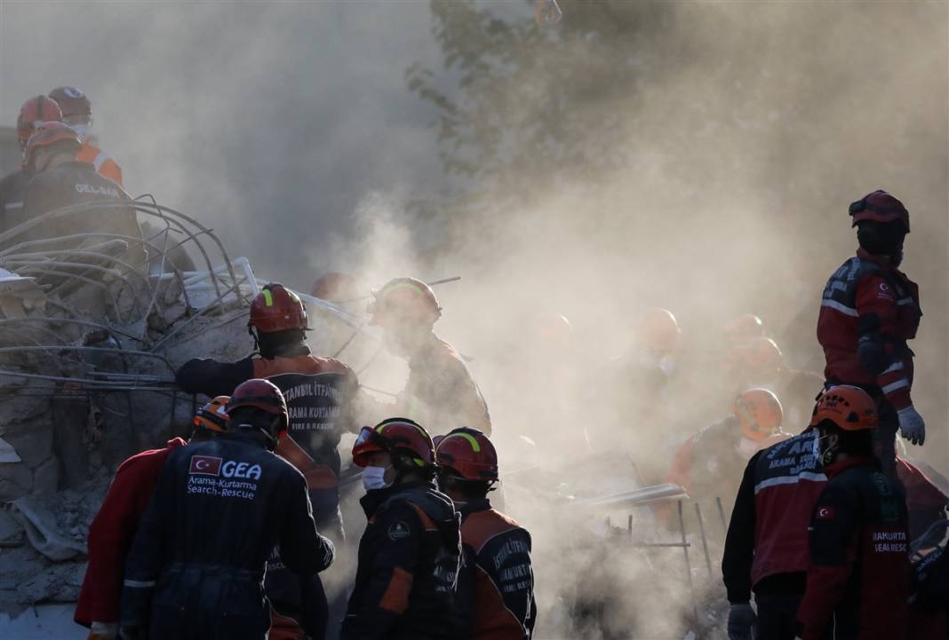 Önce çığlıklar sonra toz bulutu... İzmir'deki 15 saniyelik kabusun üzerinden iki yıl geçti 5