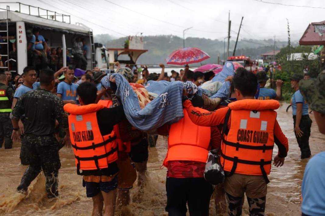 Filipinler'de 'Nalgae' kabusu! Ölü sayısı her geçen gün artıyor 9
