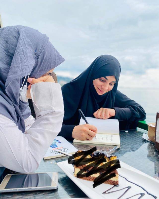 Dekolteli giyinsin diye zorlanmıştı... Popstar Özlem Güneş Osma'yı görenler şok oluyor! Görenler tanıyamıyor 7