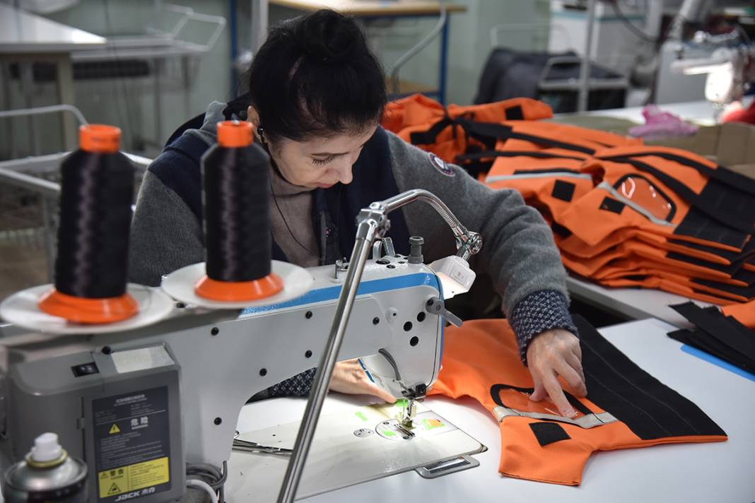 Ukraynalılar savaşın çocukları için kurşun geçirmez yelek üretiyor 2