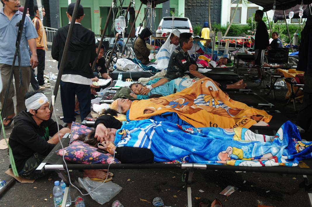 Endonezya'daki depremde can kaybı sayısı 162'ye yükseldi 2