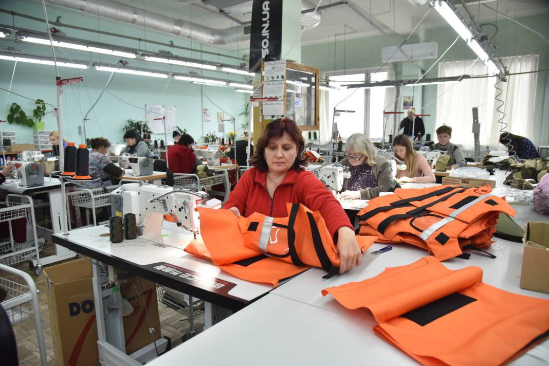 Ukraynalılar savaşın çocukları için kurşun geçirmez yelek üretiyor 1