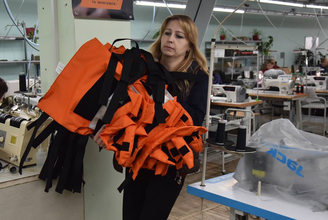 Ukraynalılar savaşın çocukları için kurşun geçirmez yelek üretiyor 3