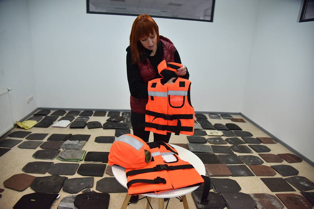 Ukraynalılar savaşın çocukları için kurşun geçirmez yelek üretiyor 4