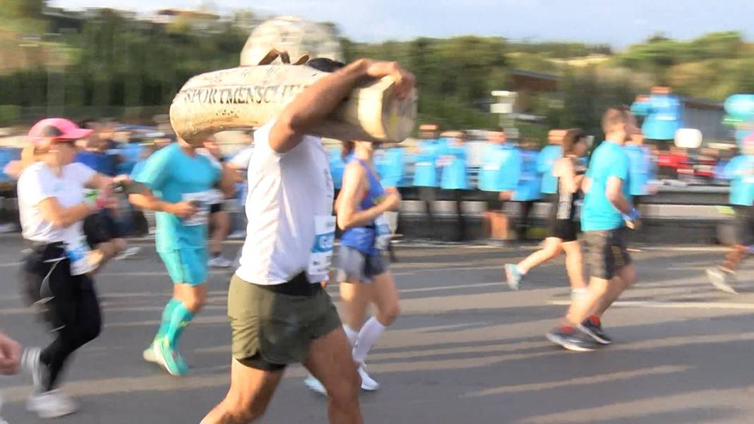 Kütükle gelen de vardı, prenses kostümüyle de... 44. İstanbul Maratonu'nda renkli görüntüler 14