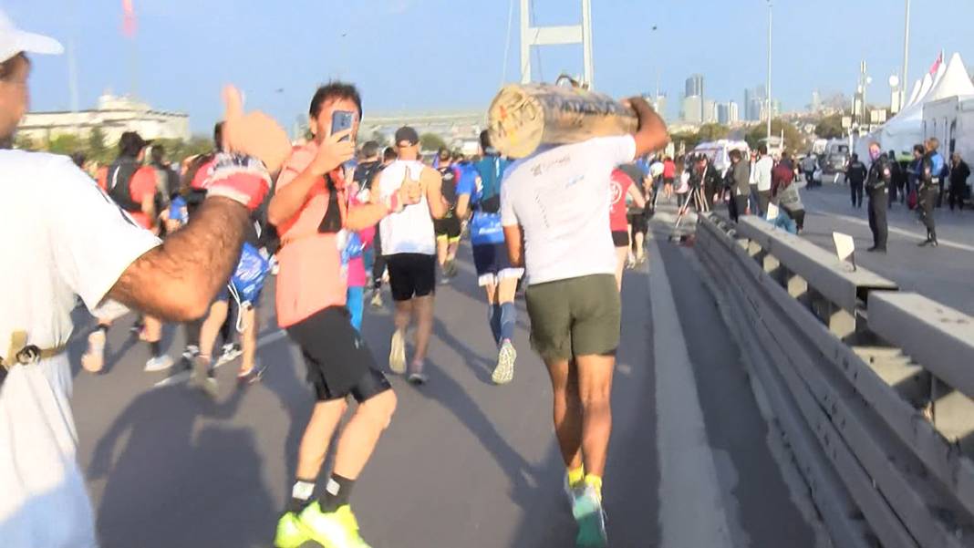 Kütükle gelen de vardı, prenses kostümüyle de... 44. İstanbul Maratonu'nda renkli görüntüler 12