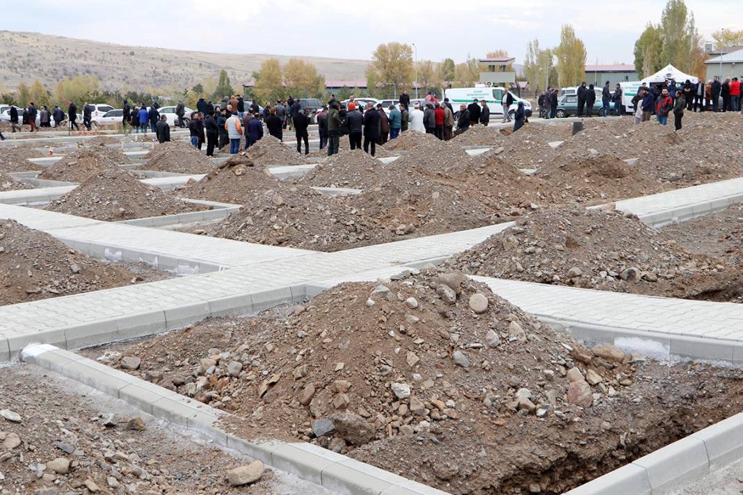 Ölü yok yüzlerce mezar var! Erzurum'dan ürküten kareler 5
