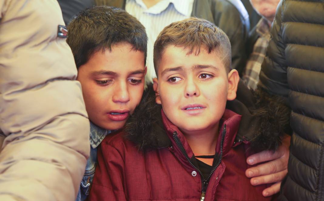 Roketli saldırıda şehit olan 5 yaşındaki Şehit Hasan son yolculuğuna uğurlandı: Evlada en acı veda 8