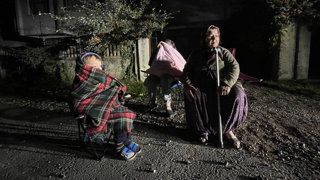 Depremin ardından halk sokağa koştu 8